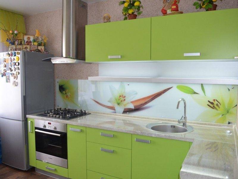 угловая зеленая кухня в Сыктывкаре