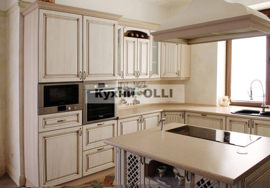 угловая кухня с островом в Сыктывкаре