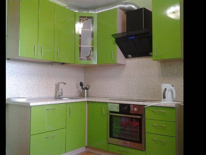 зеленая угловая кухня в Сыктывкаре