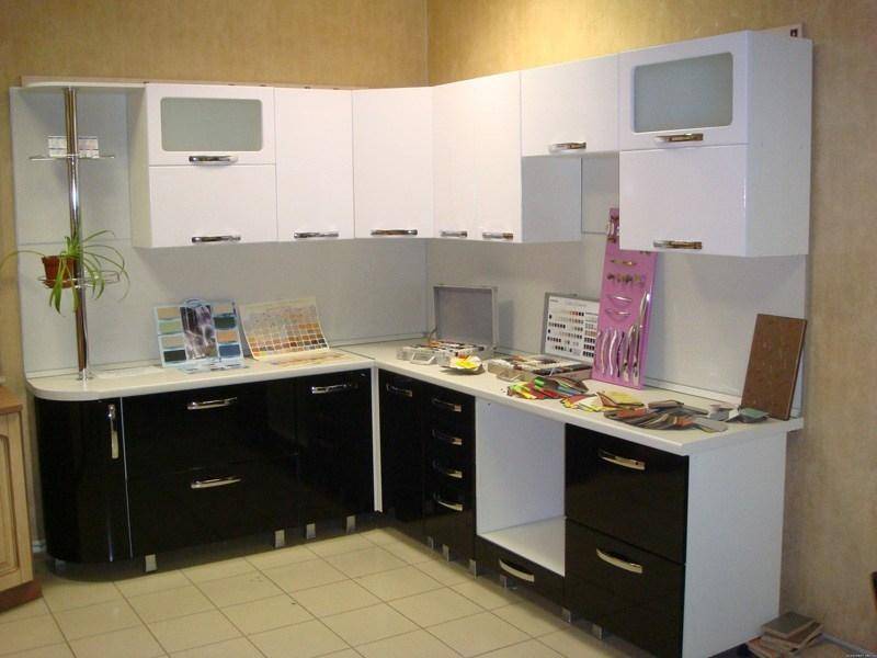 угловая кухня с витриной в Сыктывкаре