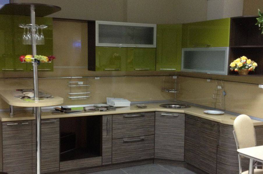 угловая кухня с барной стойкой в Сыктывкаре