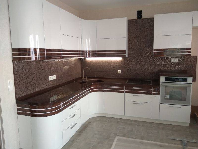 угловая кухня со вставкой из шпона в Сыктывкаре