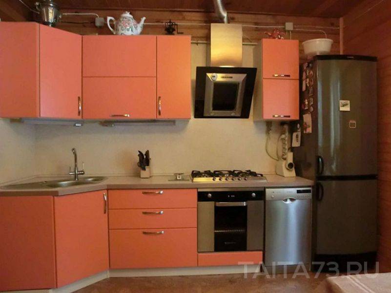 угловая кухня с матовыми фасадами в Сыктывкаре