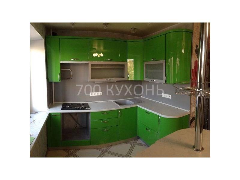 яркая зеленая угловая кухня в Сыктывкаре