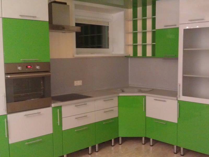 угловая зеленая кухня в Сыктывкаре