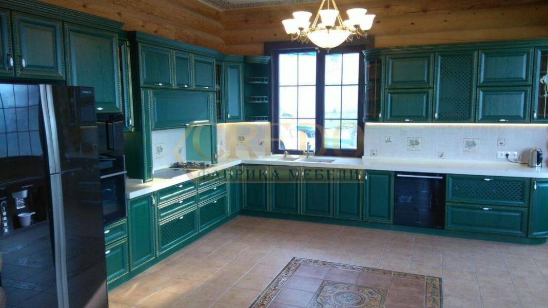 большая узумрудная кухня в Сыктывкаре