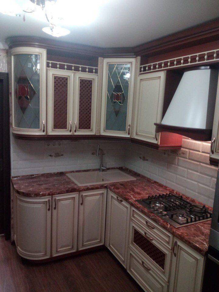 угловая маленькая кухня в Сыктывкаре