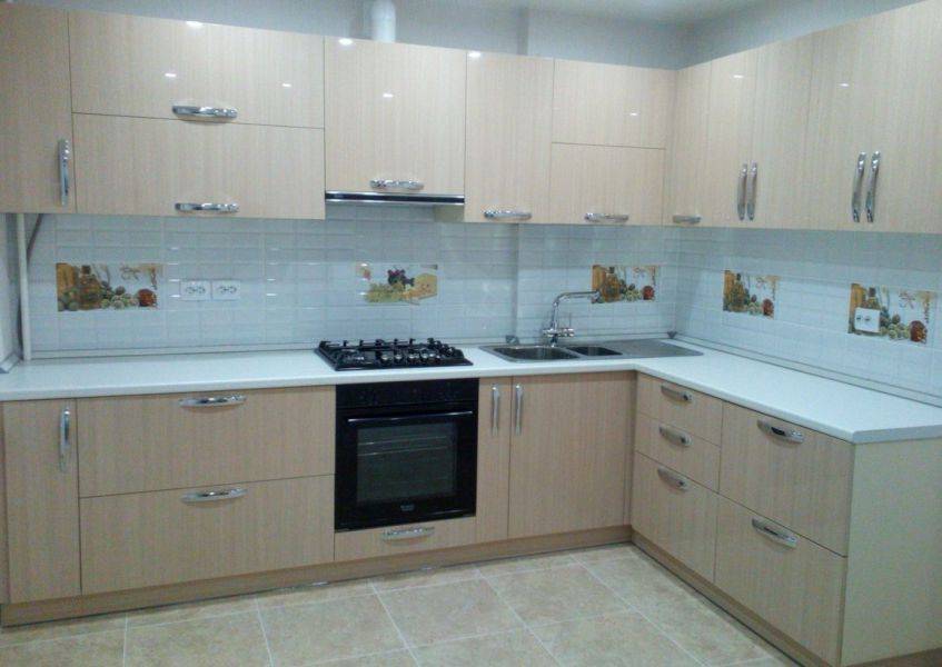 угловая бежевая кухня в Сыктывкаре