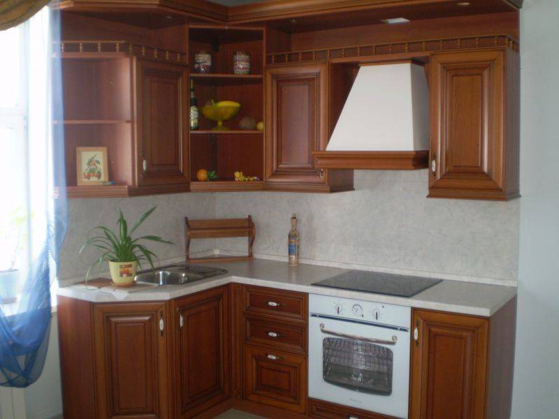 маленькая угловая кухня в Сыктывкаре