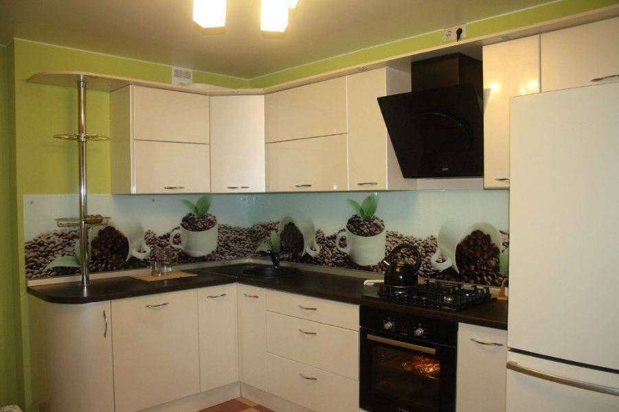 светлая угловая кухня в Сыктывкаре