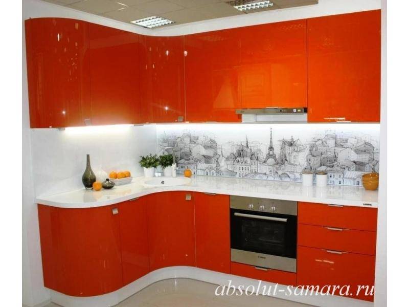 угловая кухня с плавными фасадами в Сыктывкаре