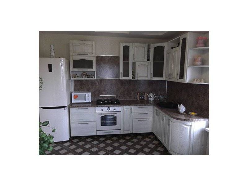 светлая угловая кухня в Сыктывкаре