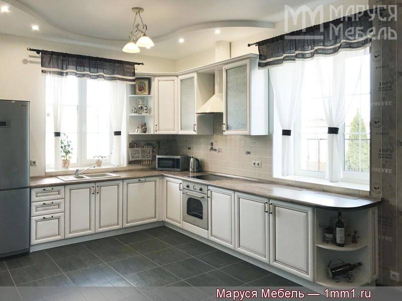 кухня с двумя окнами из массива нокта в Сыктывкаре