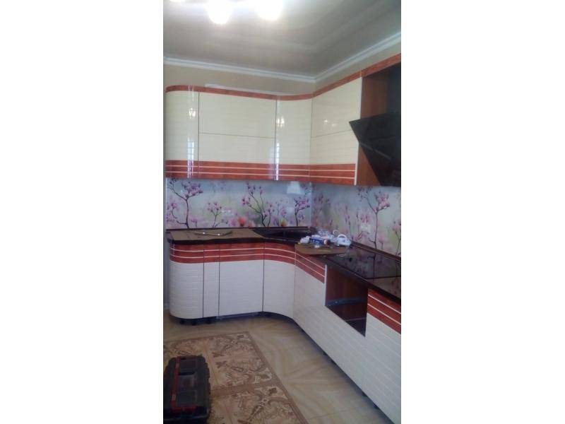 угловая кухня с плавными фасадами в Сыктывкаре