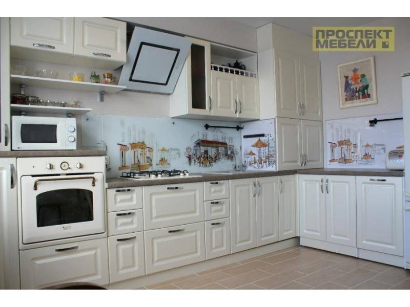 белая кухня в классическом стиле в Сыктывкаре