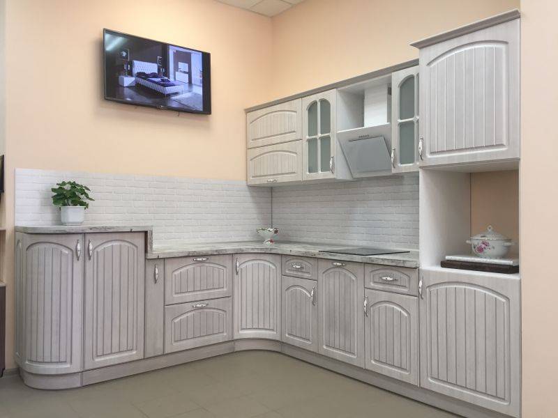 угловая светлая кухня в Сыктывкаре