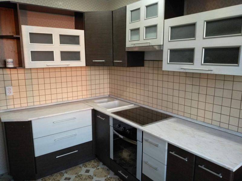 угловая кухня комбинированные фасады в Сыктывкаре