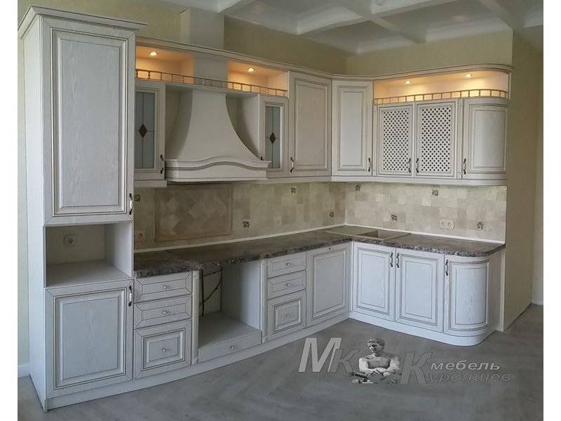 угловая кухня в классическом стиле в Сыктывкаре