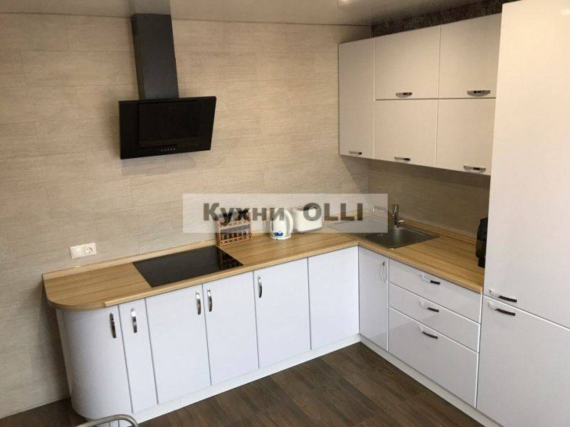белая угловая кухня в Сыктывкаре