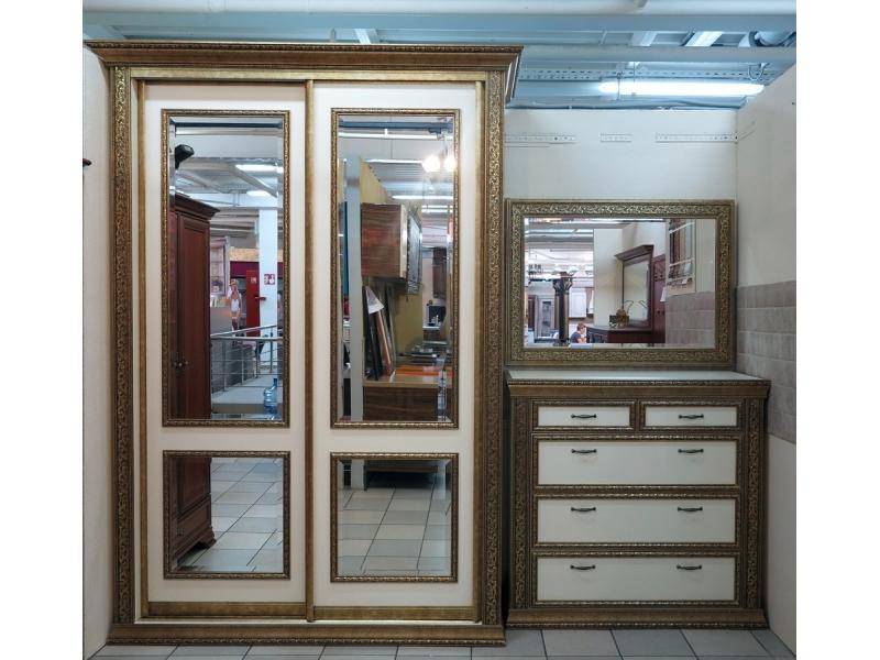 прихожая с комодом и зеркалом в Сыктывкаре